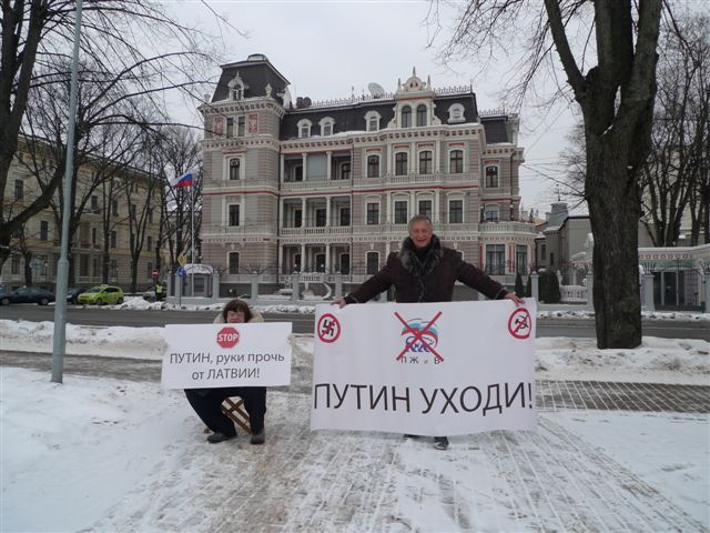 Посольство россии в риге. Плакат с Путиным в Риге. Плакаты у посольства России в Латвии.